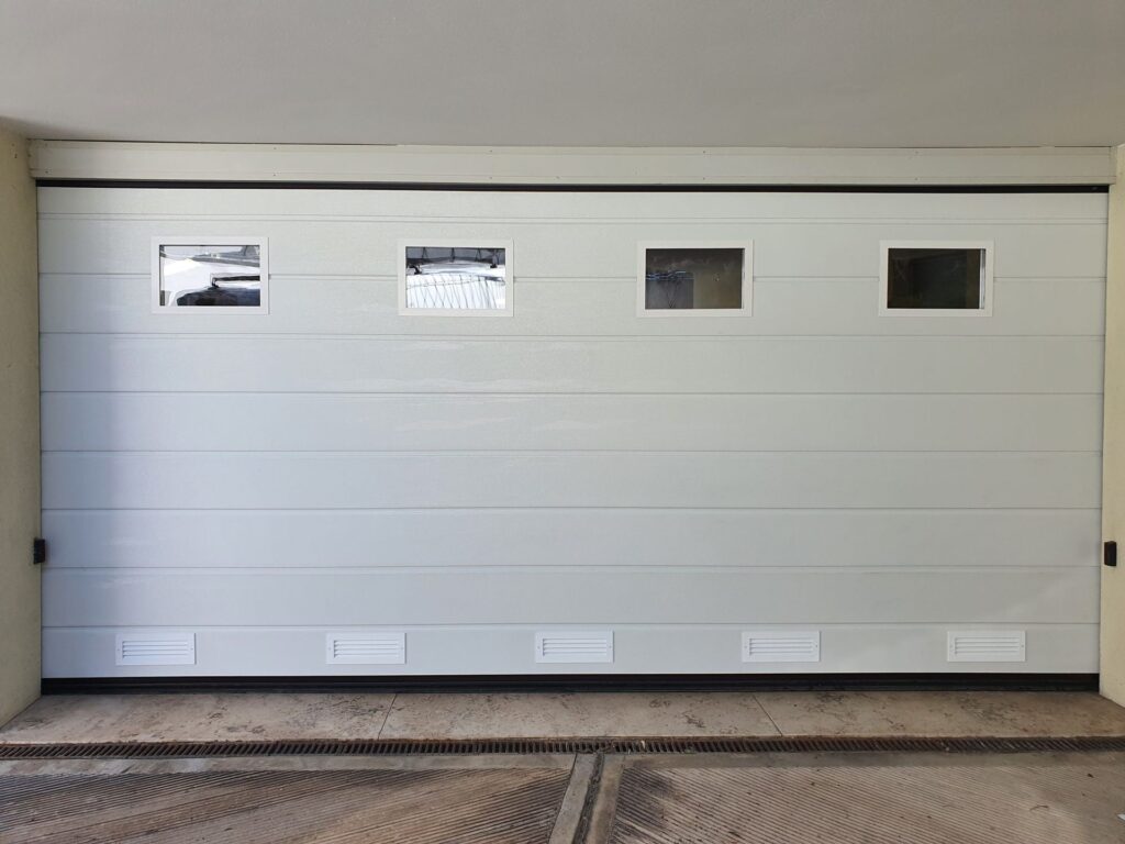 Porta sezionale residenziale installata da Macrotec, realizzazione 63