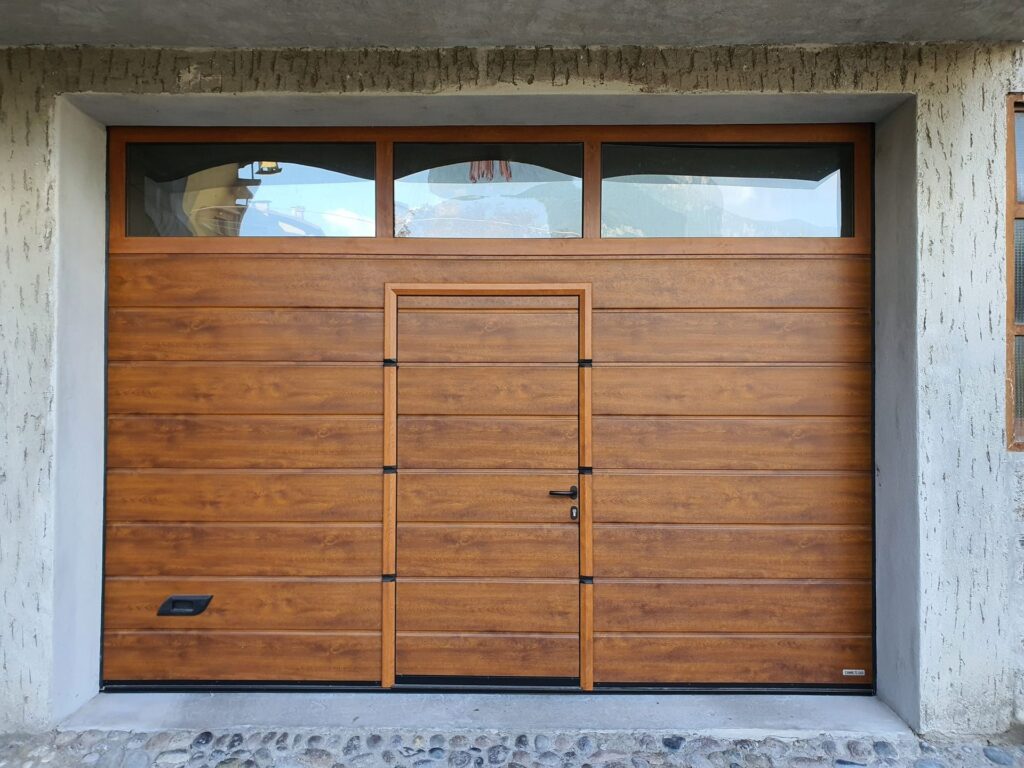Porta sezionale residenziale installata da Macrotec, realizzazione 64