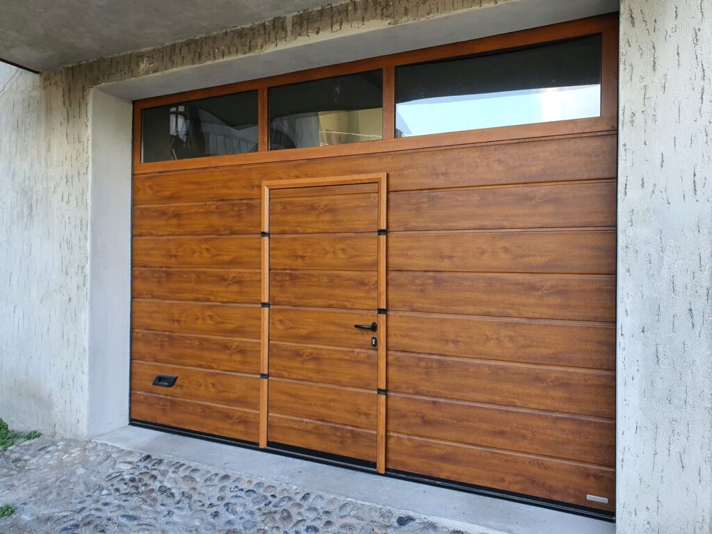 Porta sezionale residenziale installata da Macrotec, realizzazione 65
