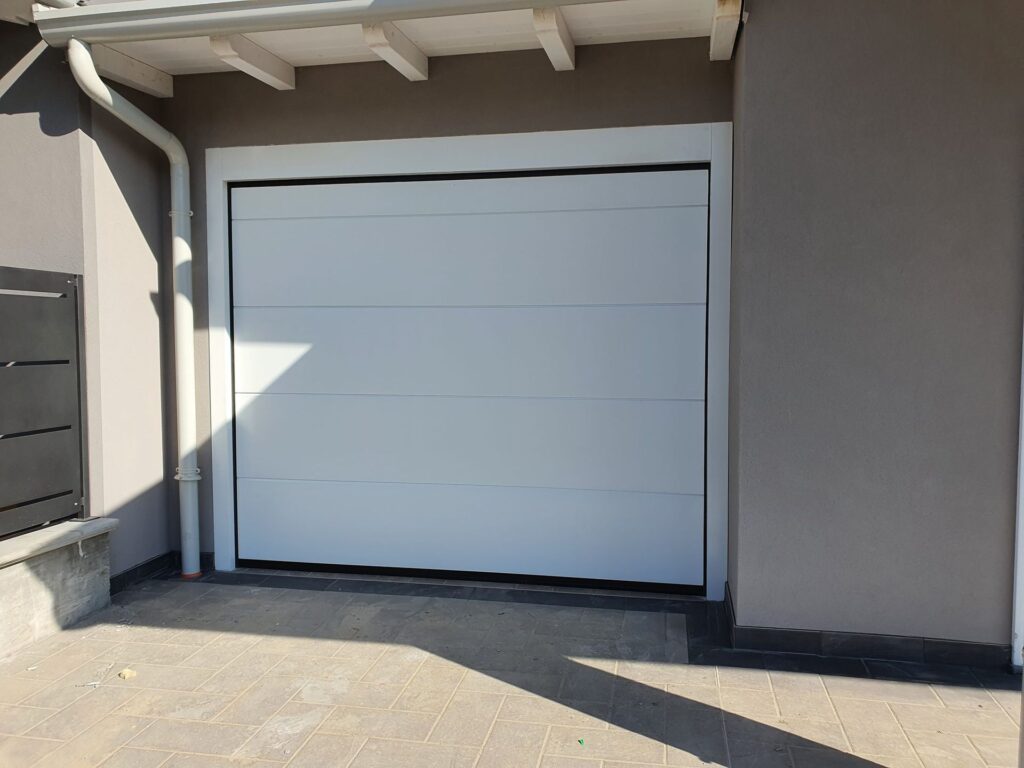 Porta sezionale residenziale installata da Macrotec, realizzazione 66
