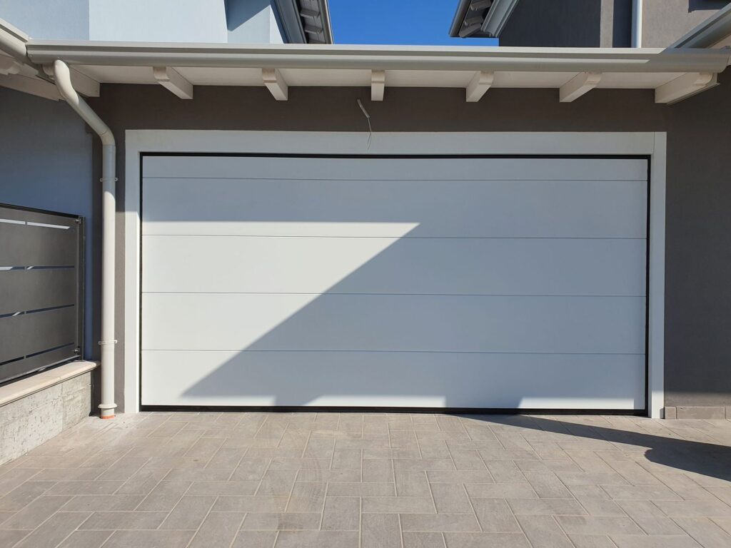 Porta sezionale residenziale installata da Macrotec, realizzazione 67