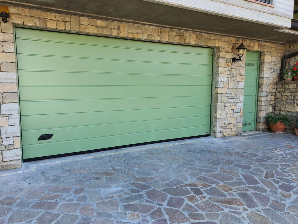 Porta sezionale residenziale installata da Macrotec, realizzazione 68