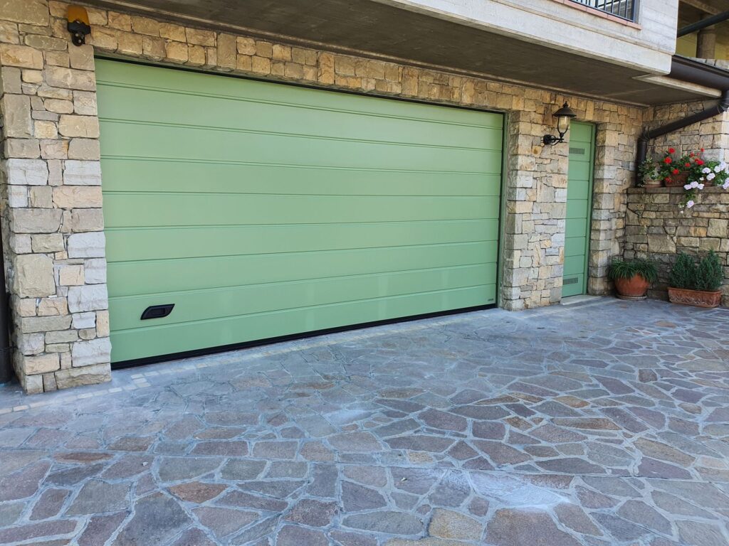 Porta sezionale residenziale installata da Macrotec, realizzazione 69