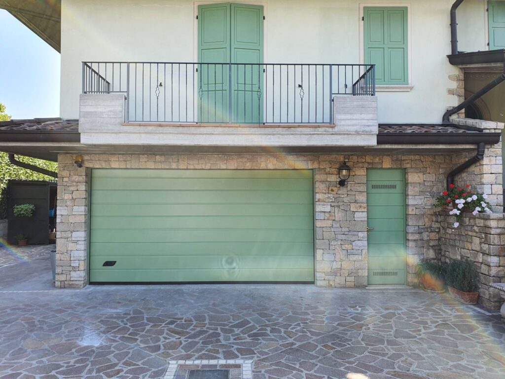 Porta sezionale residenziale installata da Macrotec, realizzazione 70