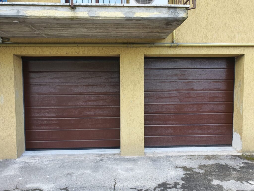 Porta sezionale residenziale installata da Macrotec, realizzazione 71
