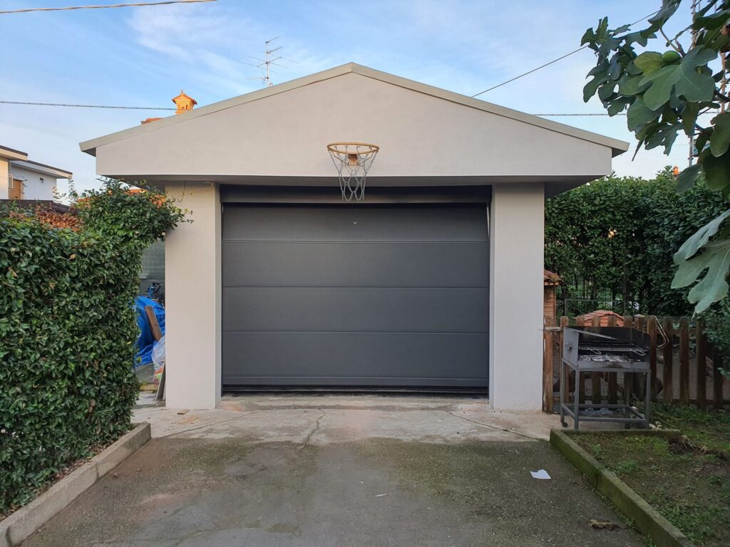 Porta sezionale residenziale installata da Macrotec, realizzazione 72