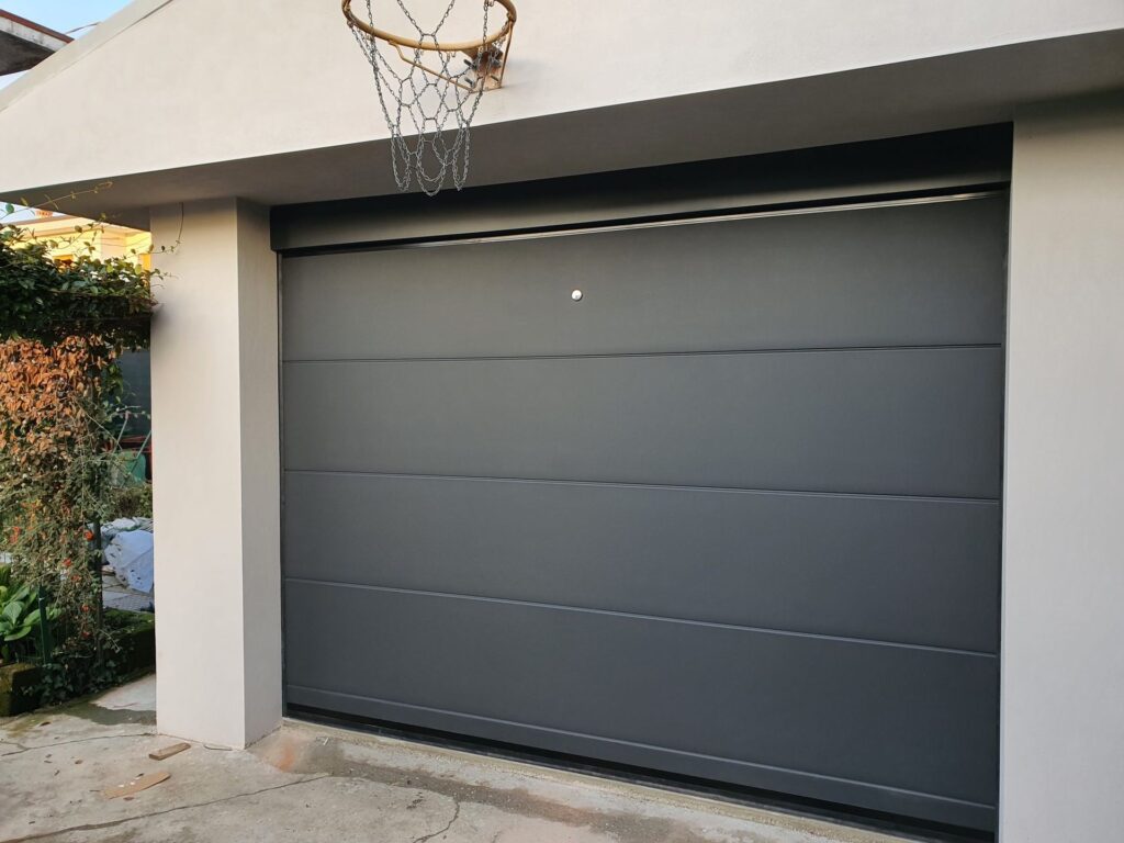 Porta sezionale residenziale installata da Macrotec, realizzazione 73