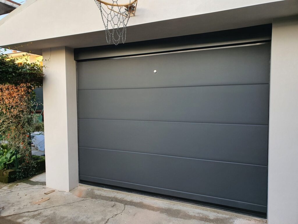 Porta sezionale residenziale installata da Macrotec, realizzazione 74