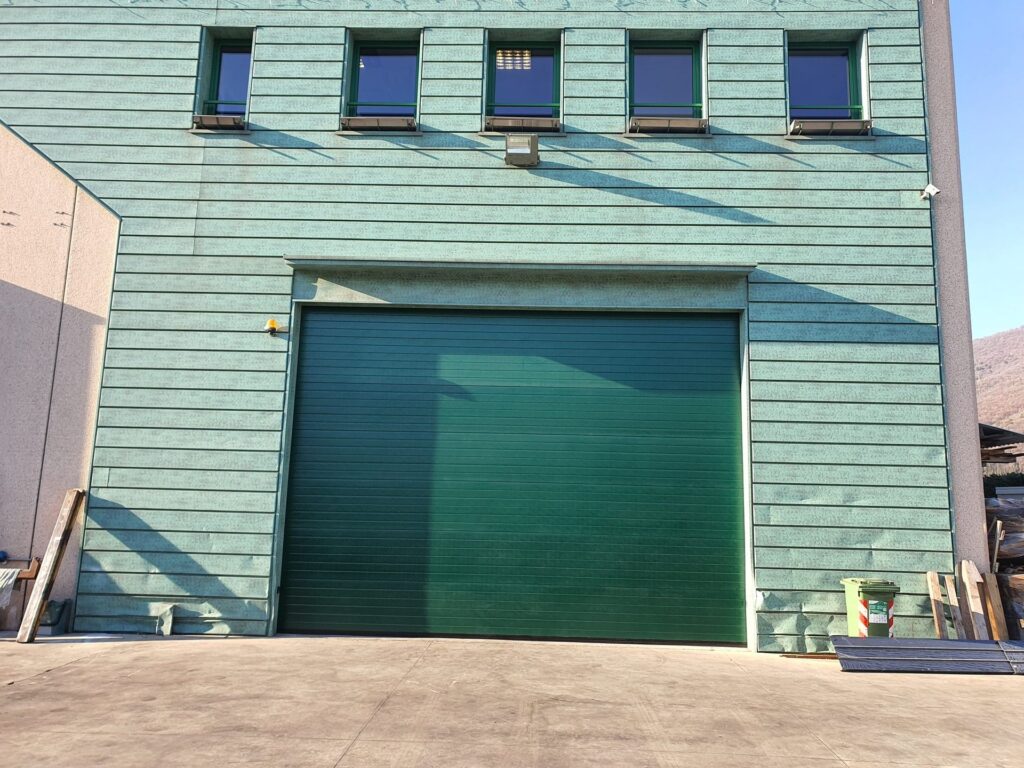 Porta sezionale residenziale installata da Macrotec, realizzazione 75