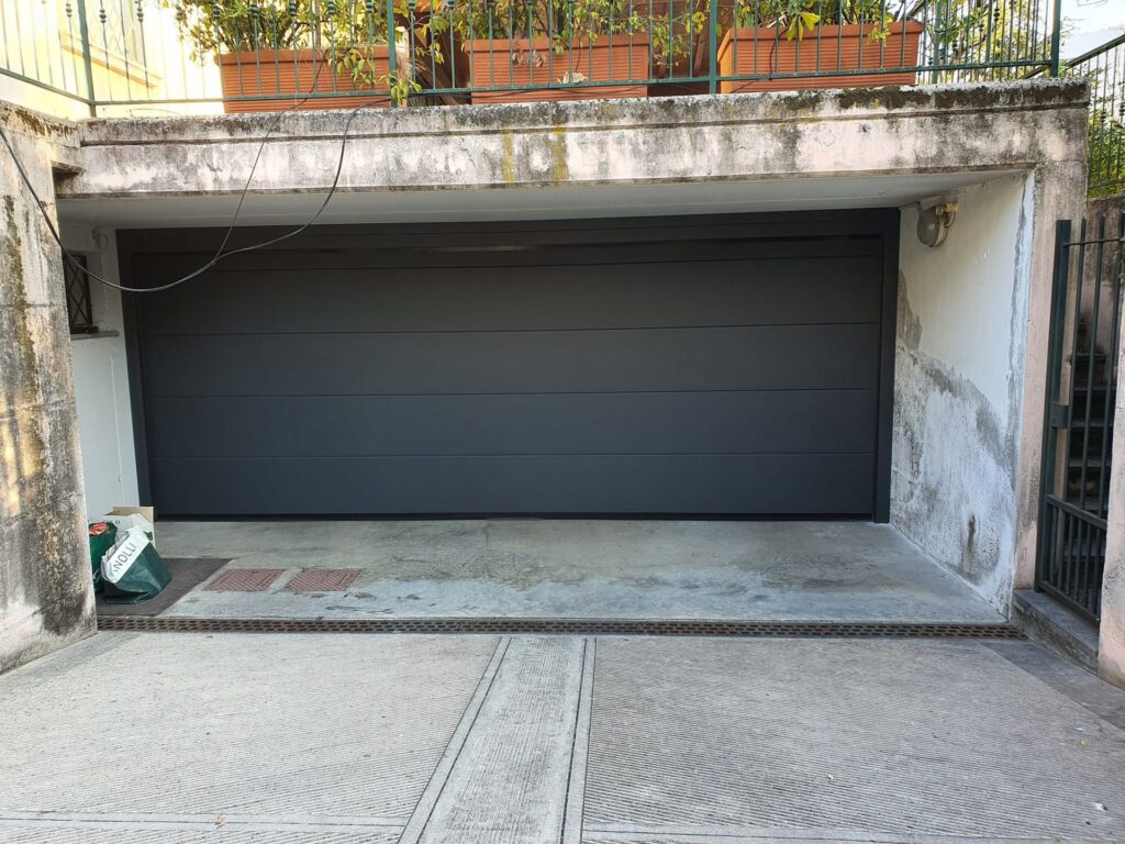 Porta sezionale residenziale installata da Macrotec, realizzazione 76