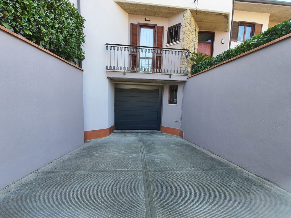 Porta sezionale residenziale installata da Macrotec, realizzazione 77