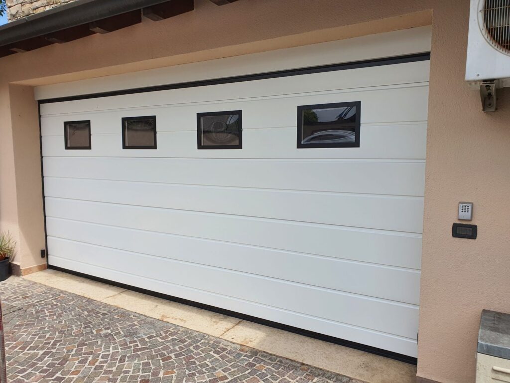 Porta sezionale residenziale installata da Macrotec, realizzazione 78