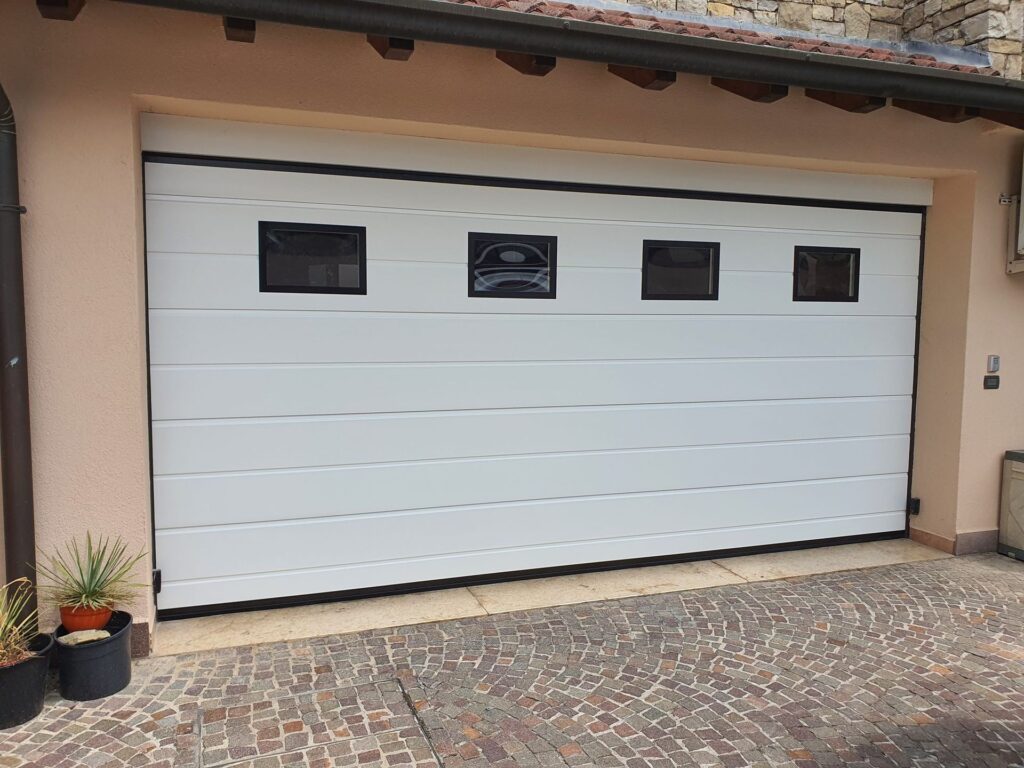 Porta sezionale residenziale installata da Macrotec, realizzazione 79