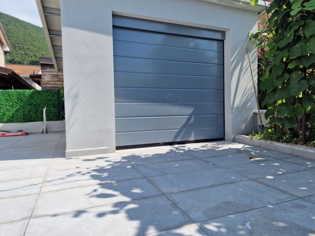 Porta sezionale residenziale installata da Macrotec, realizzazione 80