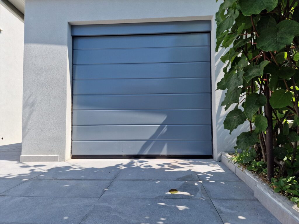 Porta sezionale residenziale installata da Macrotec, realizzazione 81