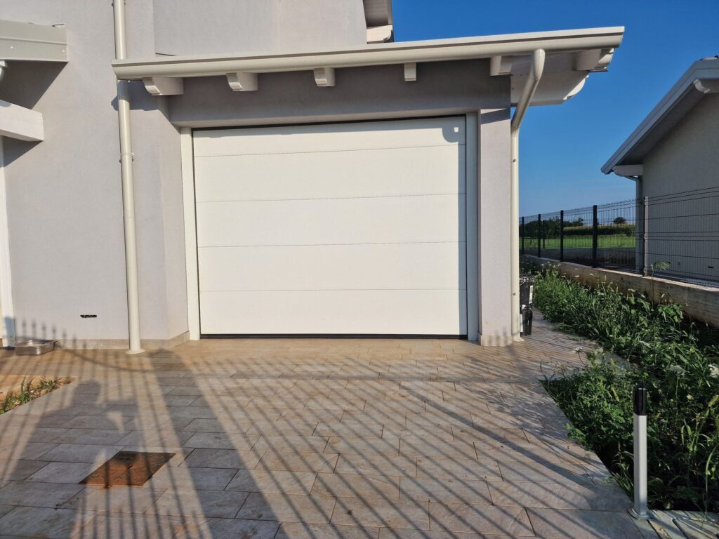 Porta sezionale residenziale installata da Macrotec, realizzazione 82
