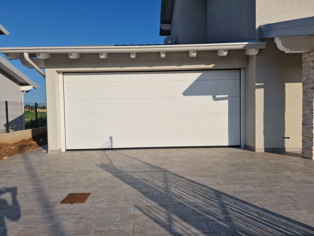 Porta sezionale residenziale installata da Macrotec, realizzazione 83