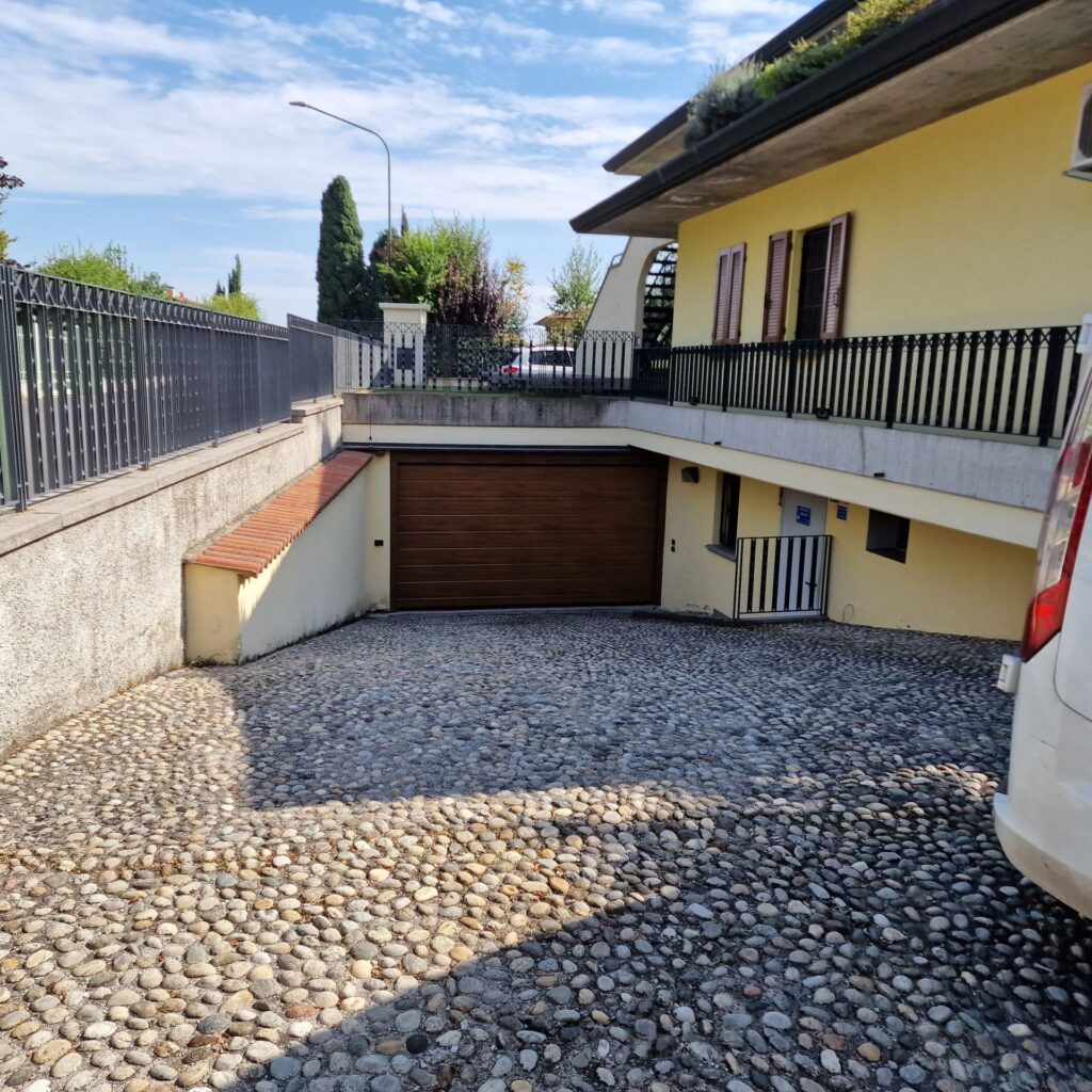 Porta sezionale residenziale installata da Macrotec, realizzazione 85