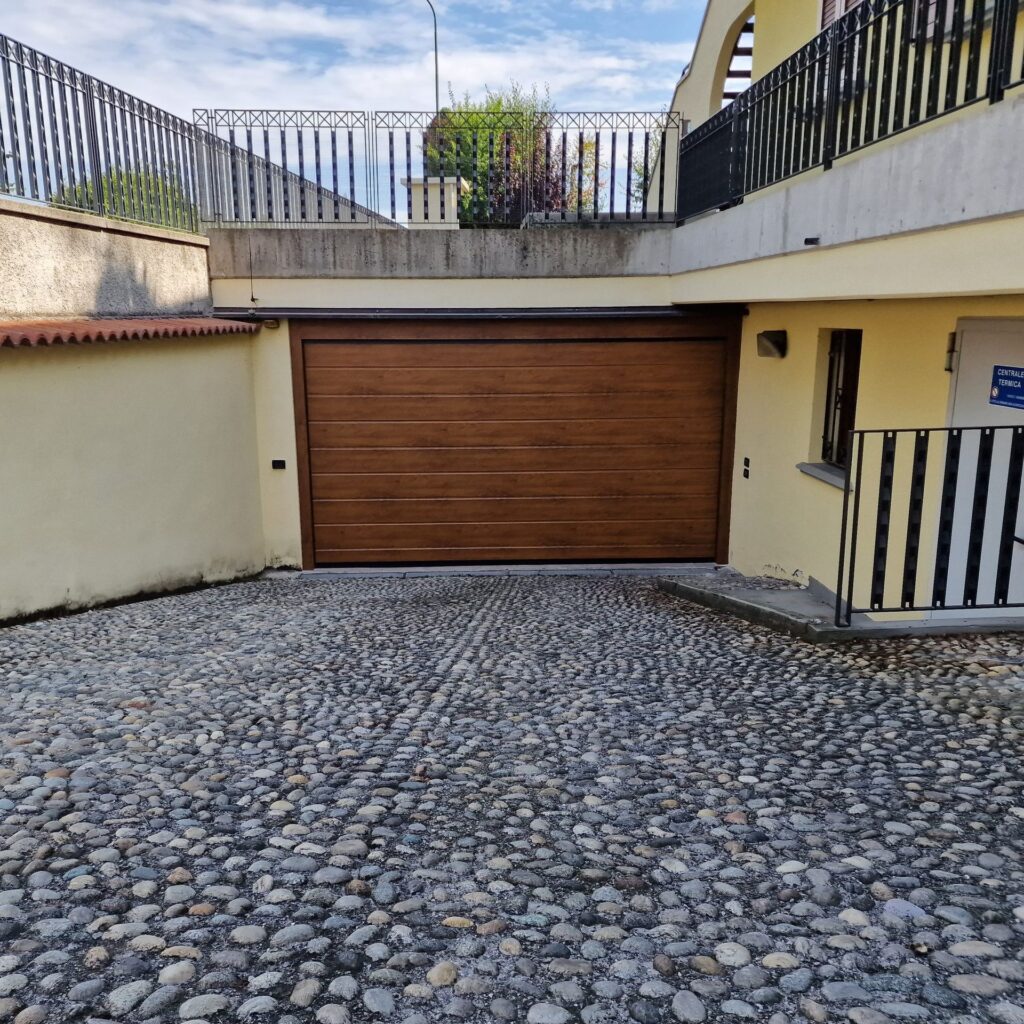 Porta sezionale residenziale installata da Macrotec, realizzazione 86