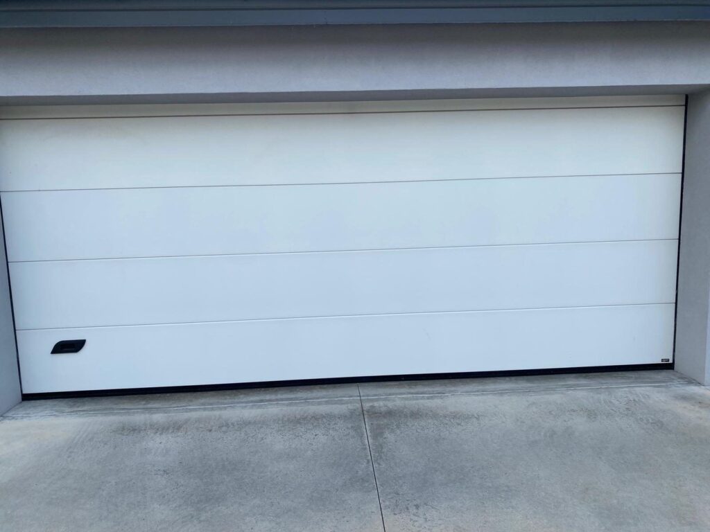 Porta sezionale residenziale installata da Macrotec, realizzazione 87