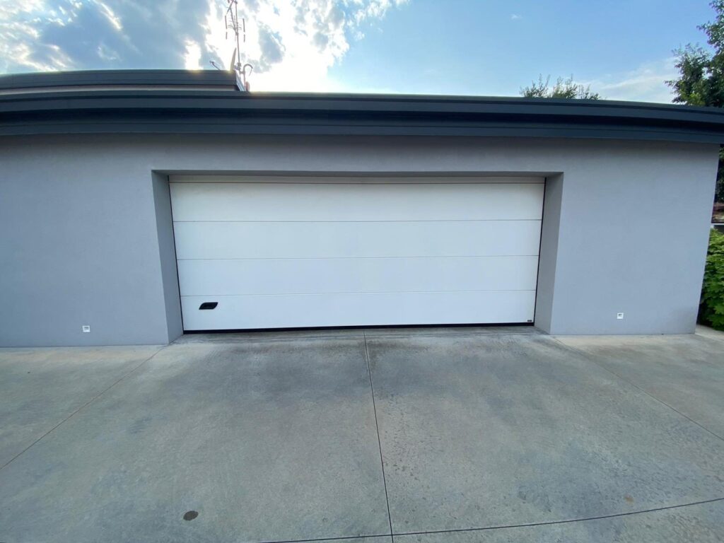 Porta sezionale residenziale installata da Macrotec, realizzazione 88