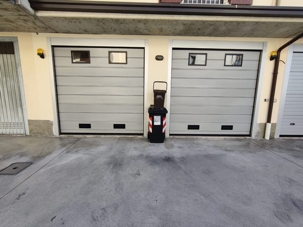 Porta sezionale residenziale installata da Macrotec, realizzazione 89