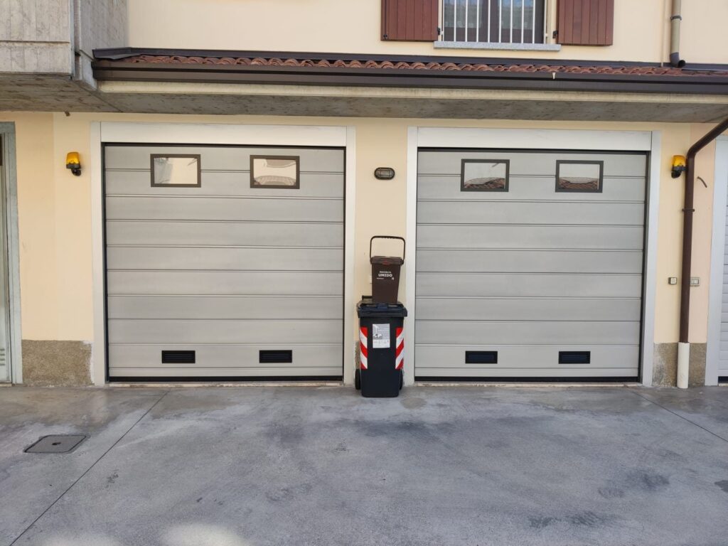 Porta sezionale residenziale installata da Macrotec, realizzazione 90