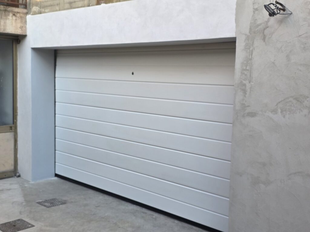 Porta sezionale residenziale installata da Macrotec, realizzazione 92