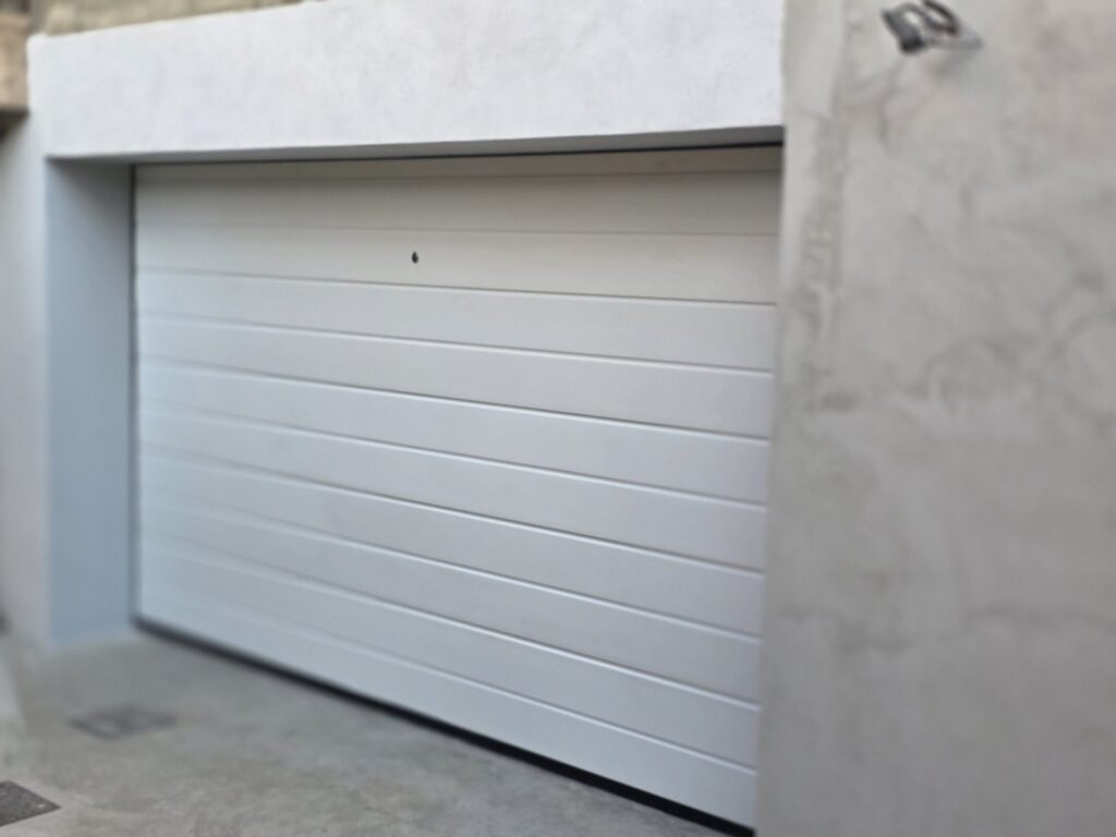 Porta sezionale residenziale installata da Macrotec, realizzazione 93