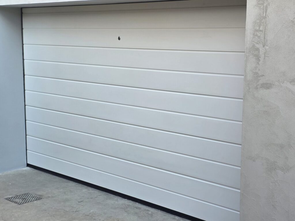 Porta sezionale residenziale installata da Macrotec, realizzazione 94