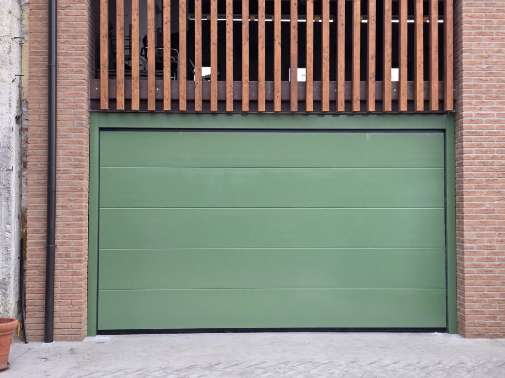 Porta sezionale residenziale installata da Macrotec, realizzazione 95