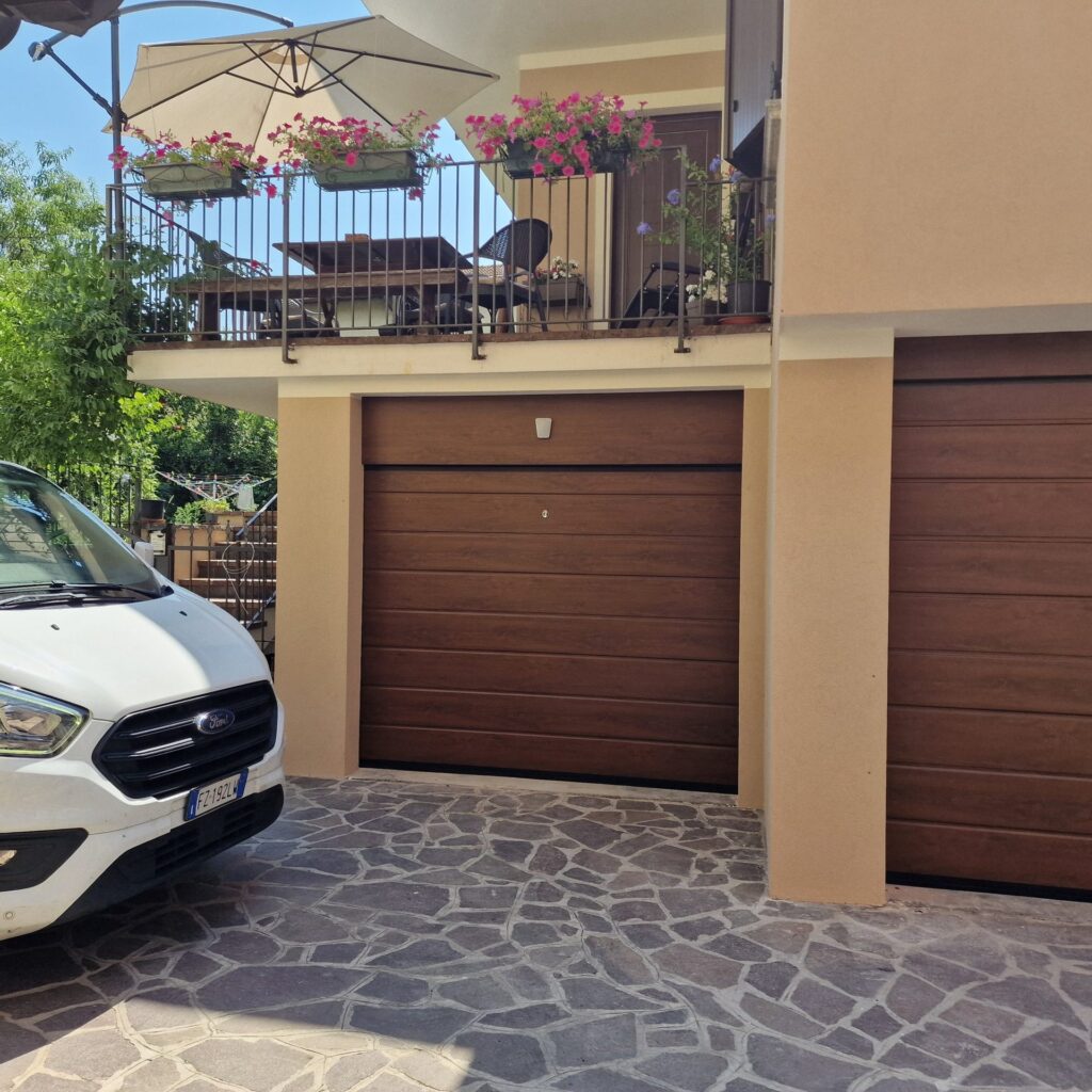 Porta sezionale residenziale installata da Macrotec, realizzazione 96