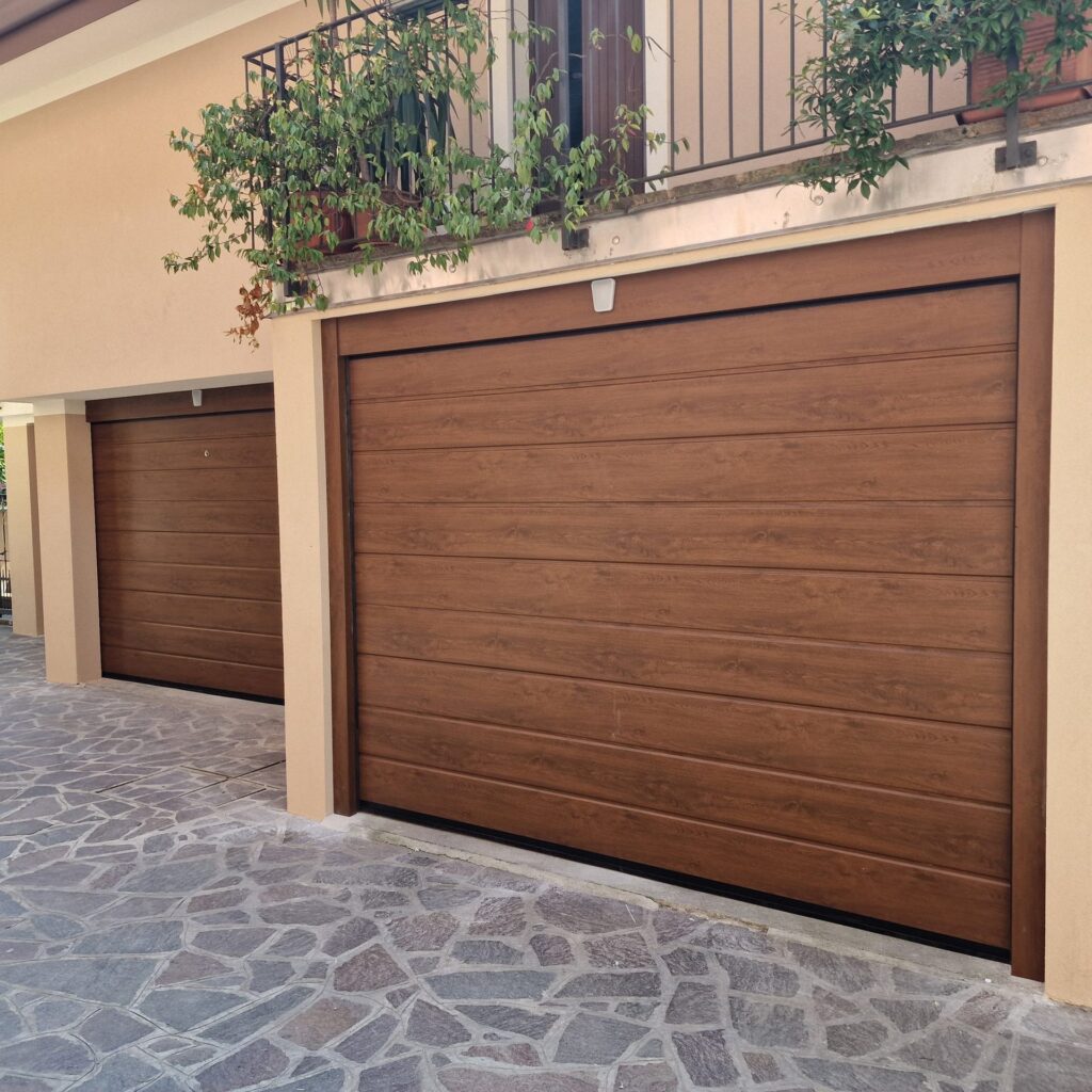 Porta sezionale residenziale installata da Macrotec, realizzazione 97