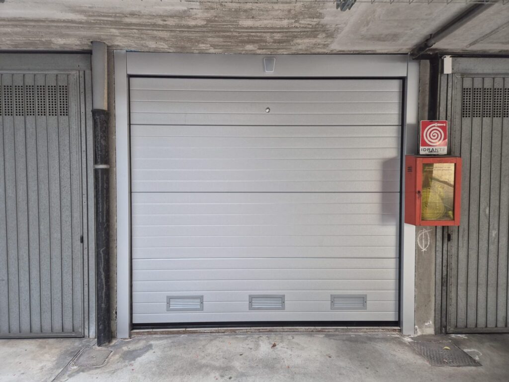 Porta sezionale residenziale installata da Macrotec, realizzazione 98
