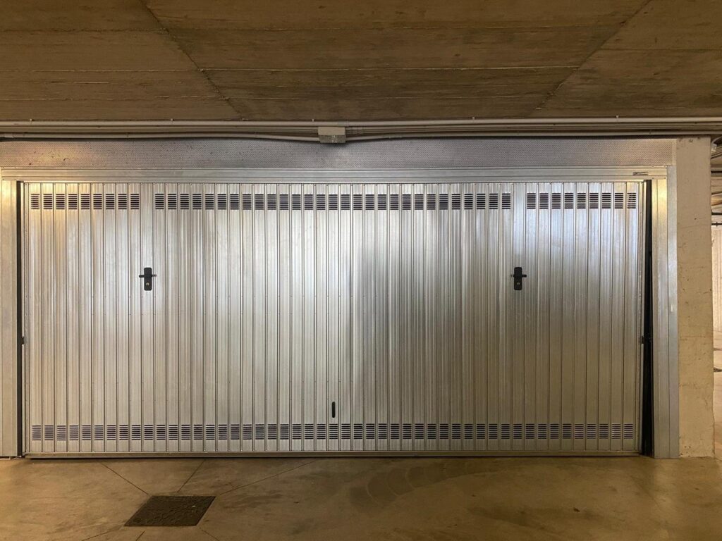Porta sezionale residenziale installata da Macrotec, realizzazione 99