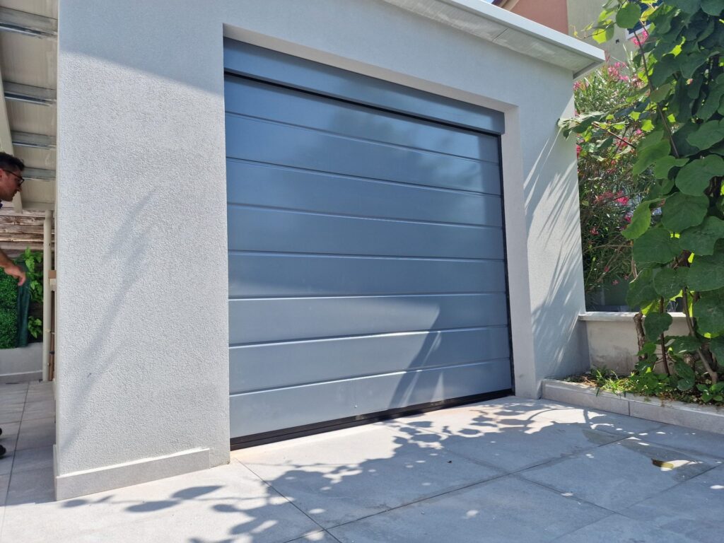 Porta sezionale residenziale installata da Macrotec, realizzazione 100