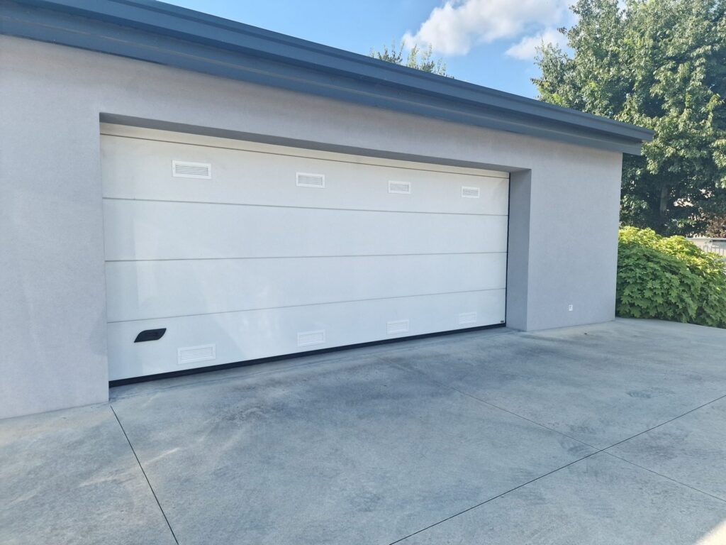 Porta sezionale residenziale installata da Macrotec, realizzazione 101