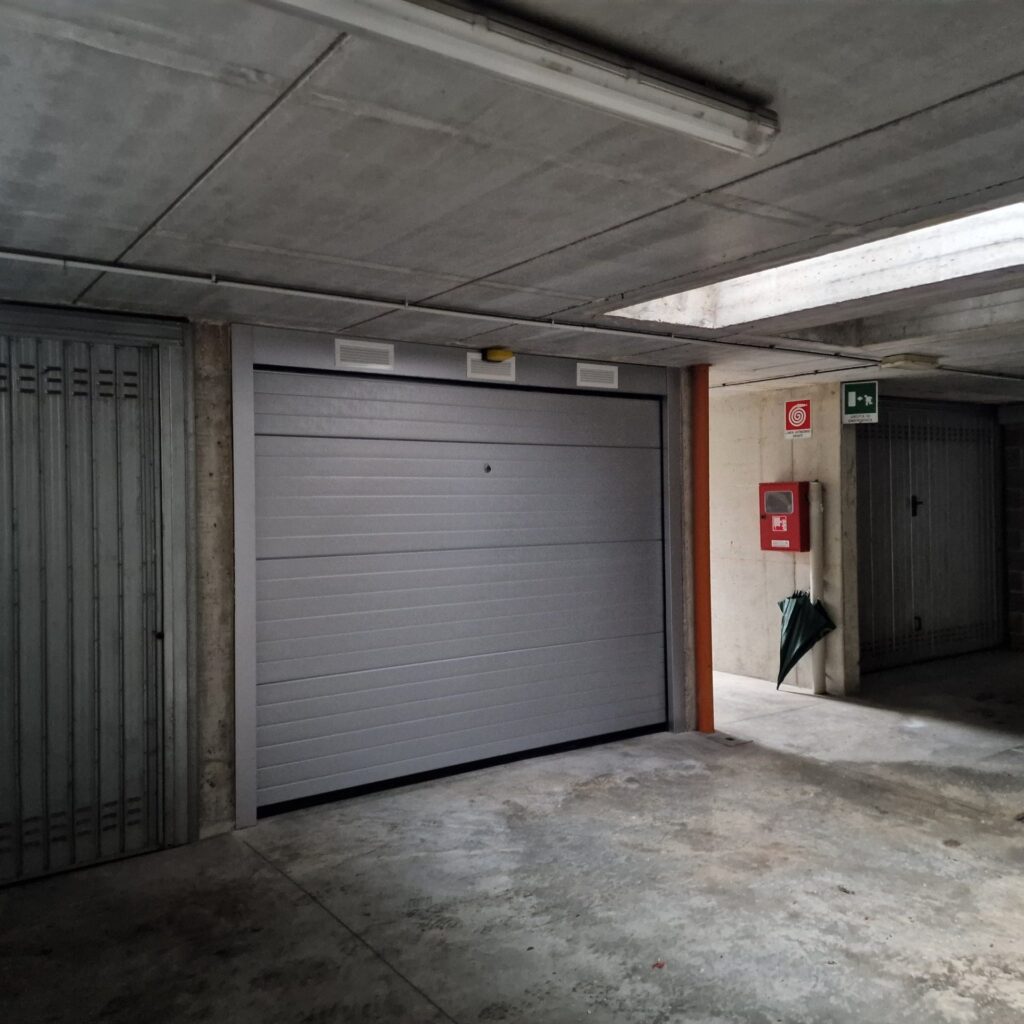 Porta sezionale residenziale installata da Macrotec, realizzazione 102