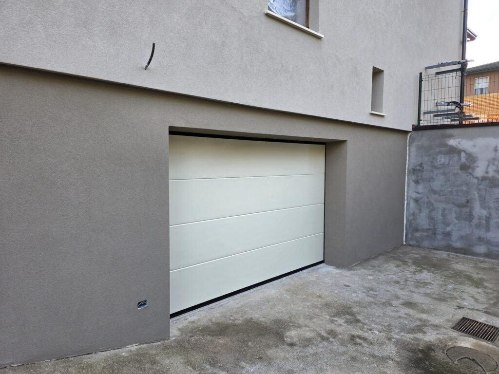 Porta sezionale residenziale installata da Macrotec, realizzazione 103
