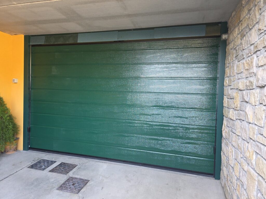 Porta sezionale residenziale installata da Macrotec, realizzazione 104