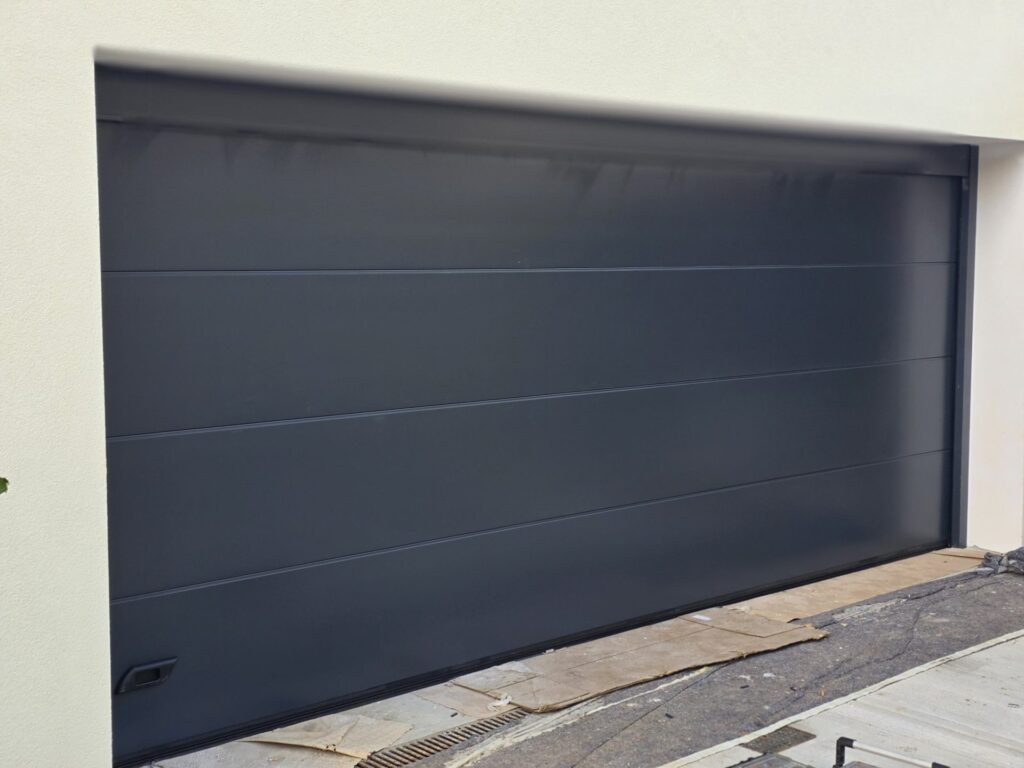 Porta sezionale residenziale installata da Macrotec, realizzazione 105