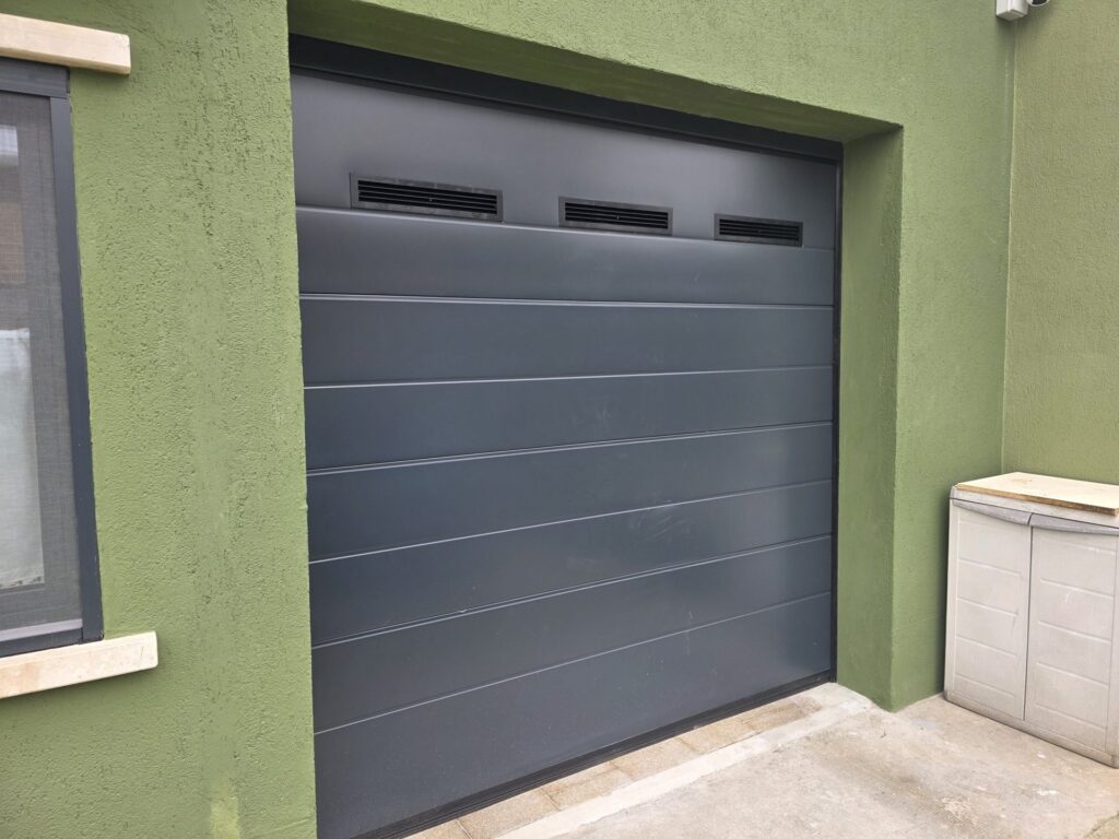 Porta sezionale residenziale installata da Macrotec, realizzazione 106