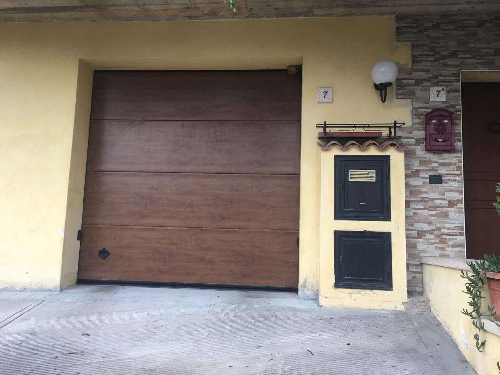 Porta sezionale residenziale installata da Macrotec, realizzazione 107