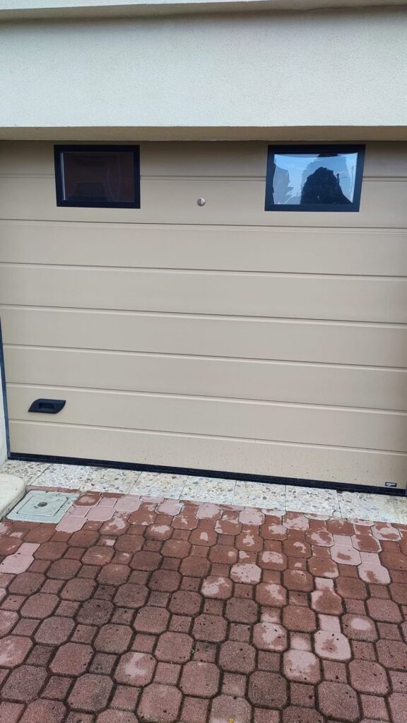 Porta sezionale residenziale installata da Macrotec, realizzazione 108