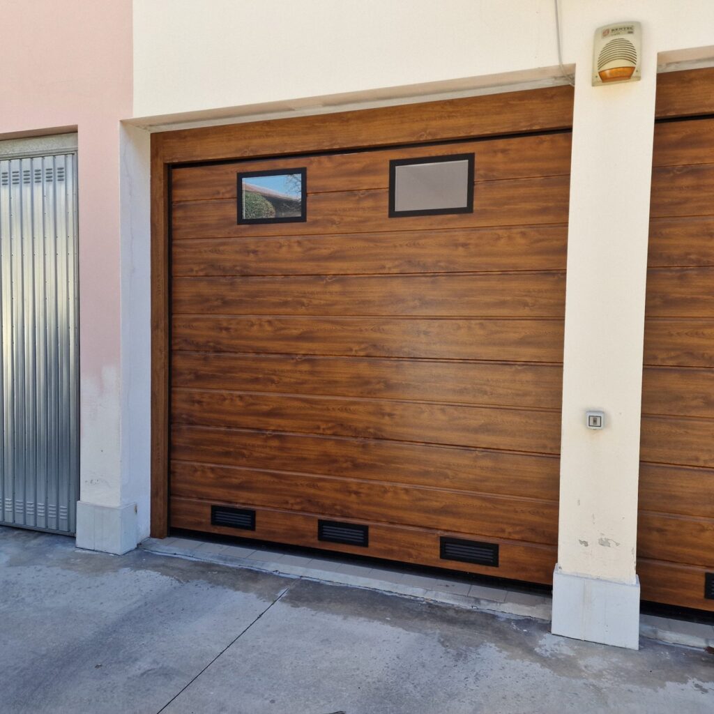 Porta sezionale residenziale installata da Macrotec, realizzazione 109