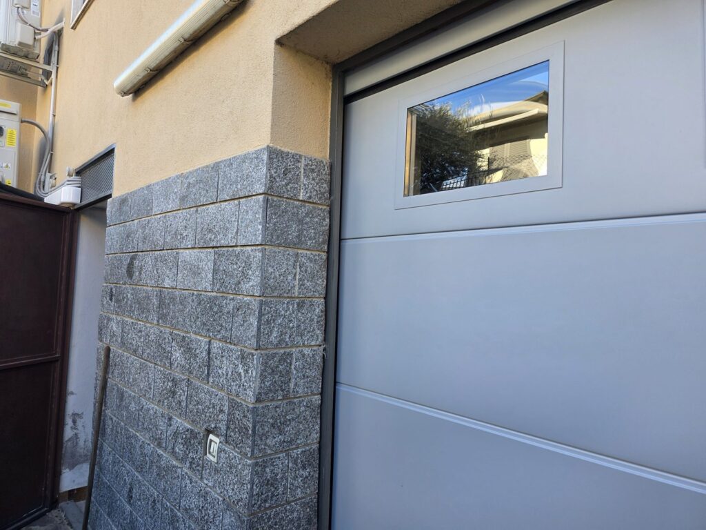 Porta sezionale residenziale installata da Macrotec, realizzazione 110