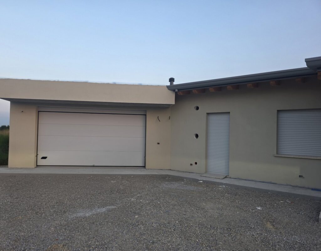 Porta sezionale residenziale installata da Macrotec, realizzazione 111