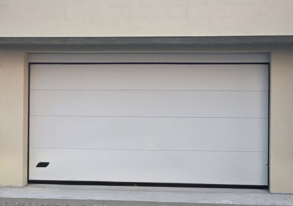 Porta sezionale residenziale installata da Macrotec, realizzazione 112