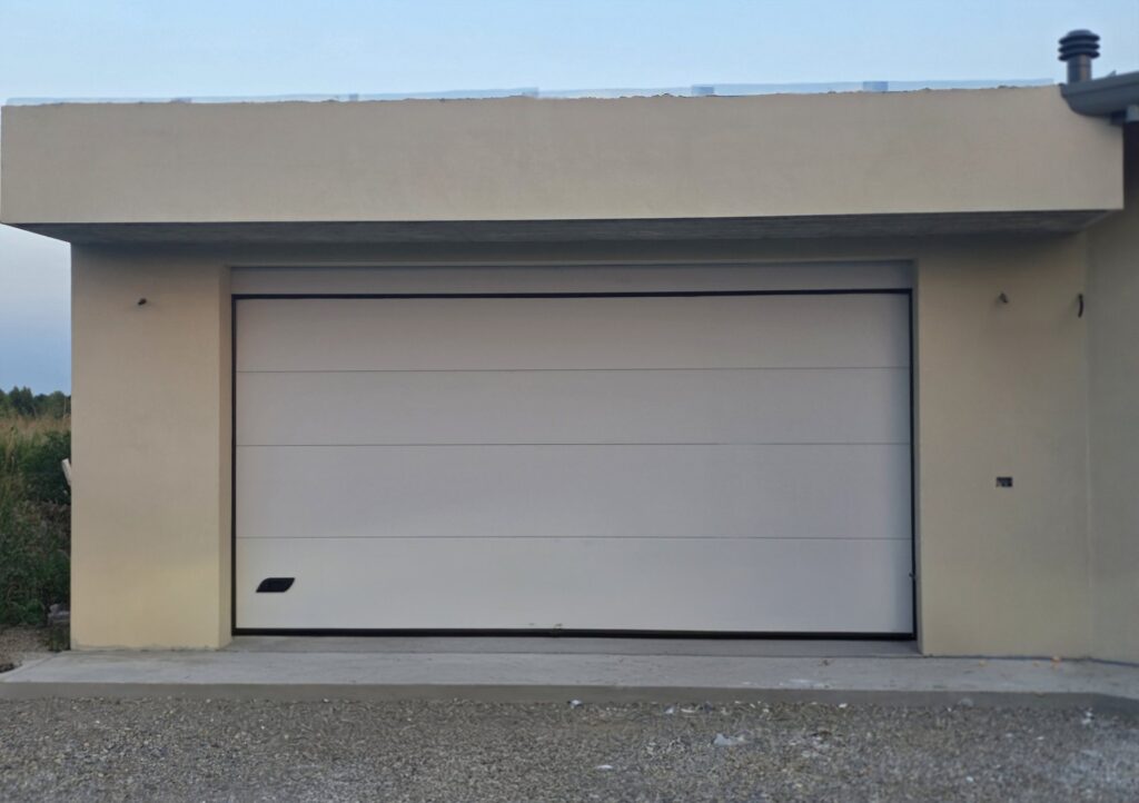 Porta sezionale residenziale installata da Macrotec, realizzazione 113